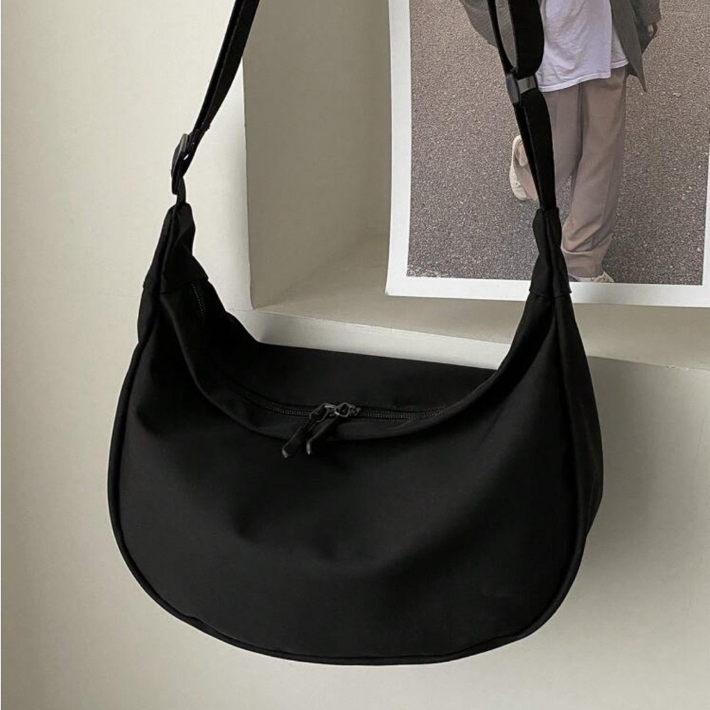 2/$15 🍓 Black Crescent Bag
